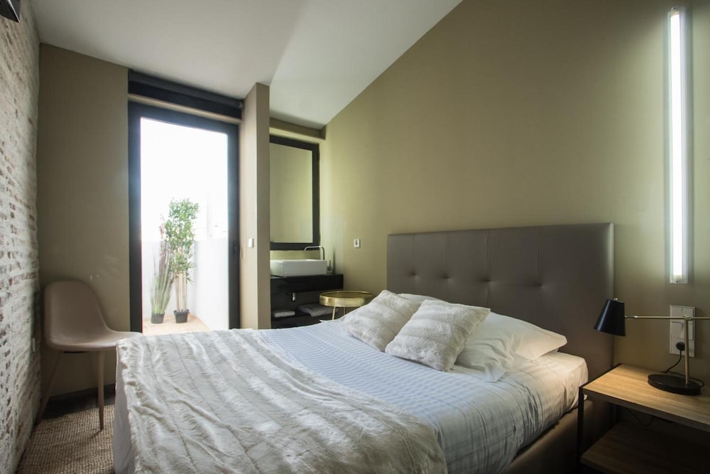 ROOM, DOUBLE BED