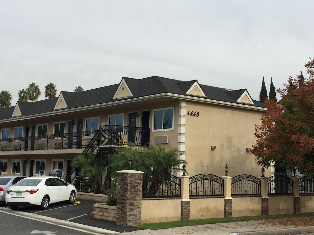 Walnut Inn & Suites 32/44