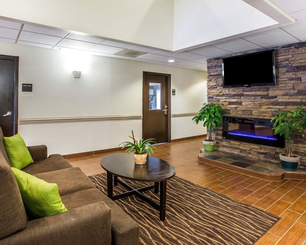 Clarion Pointe Albemarle 46/59