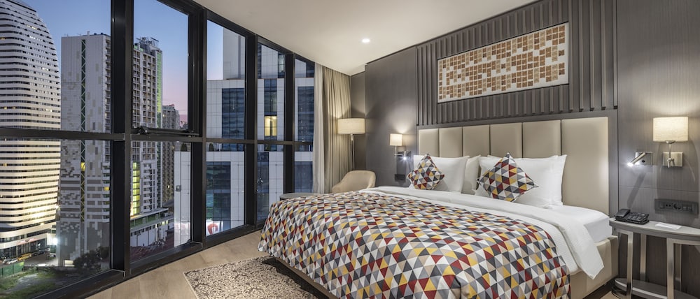 JUNIOR SUITE, KING BED, CITY VIEW