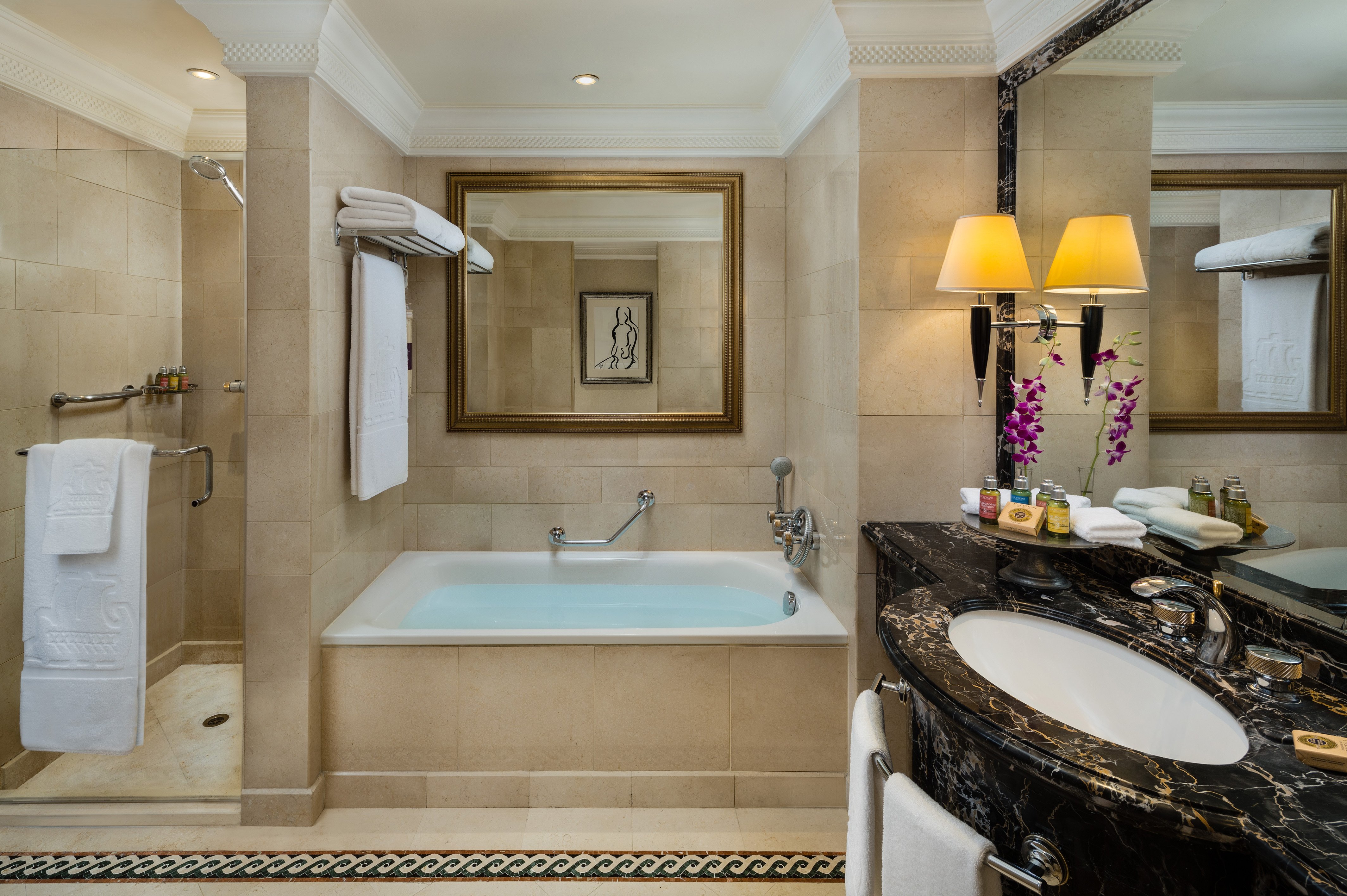 جناح كلوب، Intercontinental Phoenicia Beirut 2/2