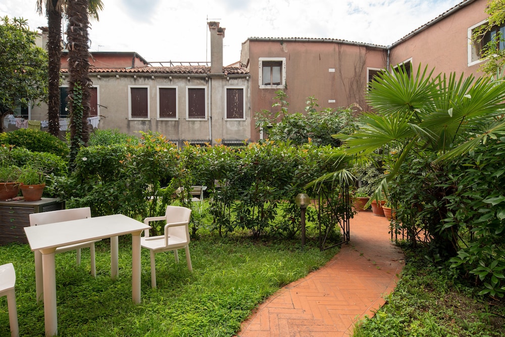 Garden Apartment 24/37