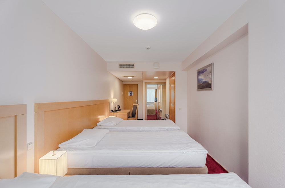 ROOM, TRIPLE