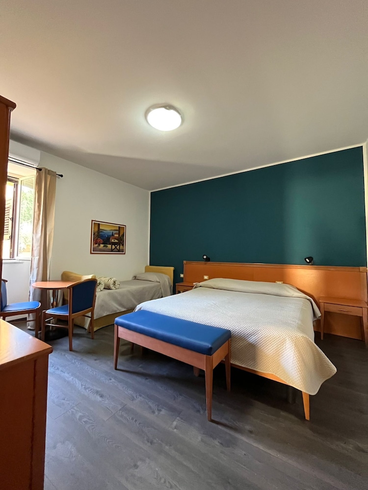 ROOM, TRIPLE