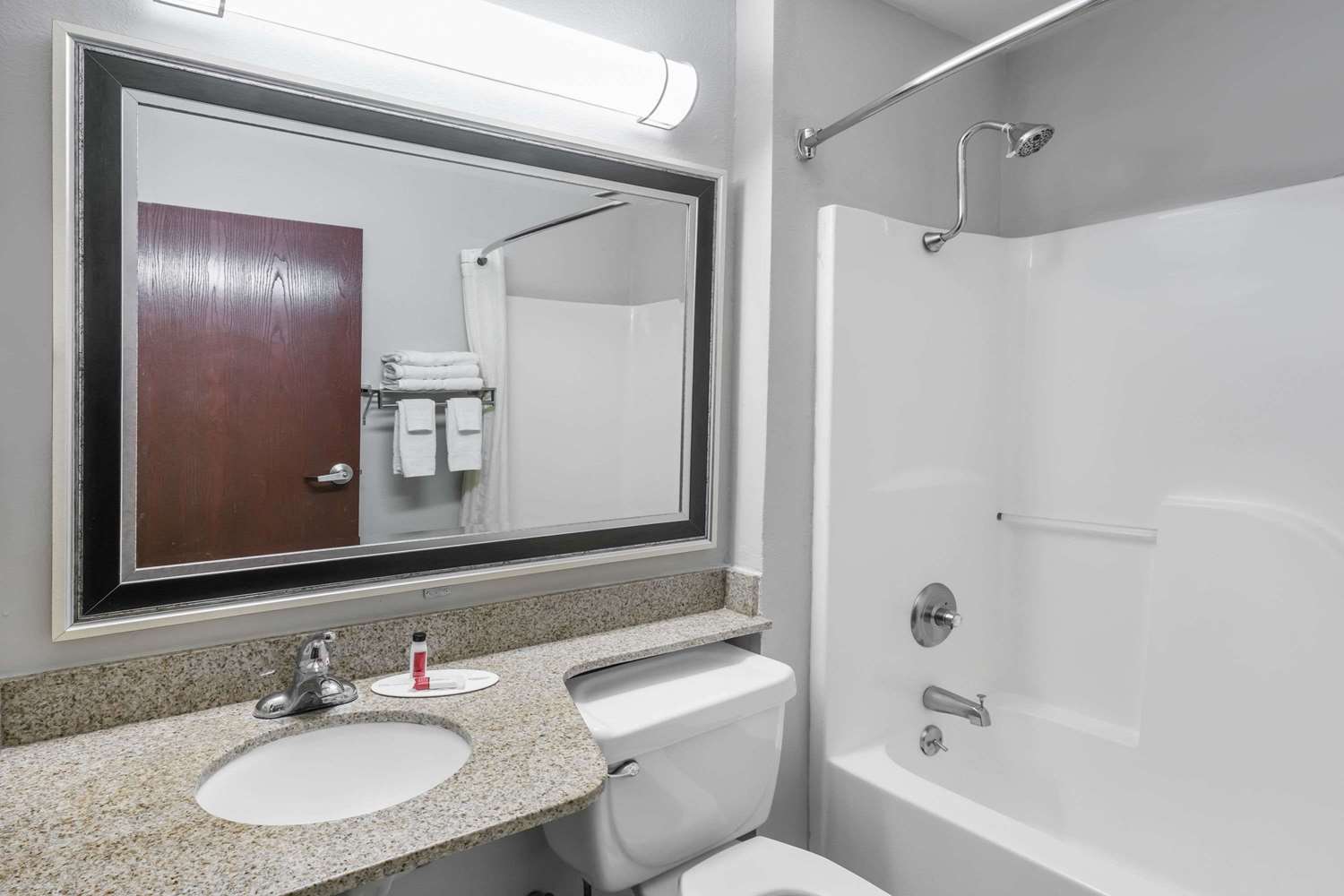 Microtel Inn And Suites Scott 33/37