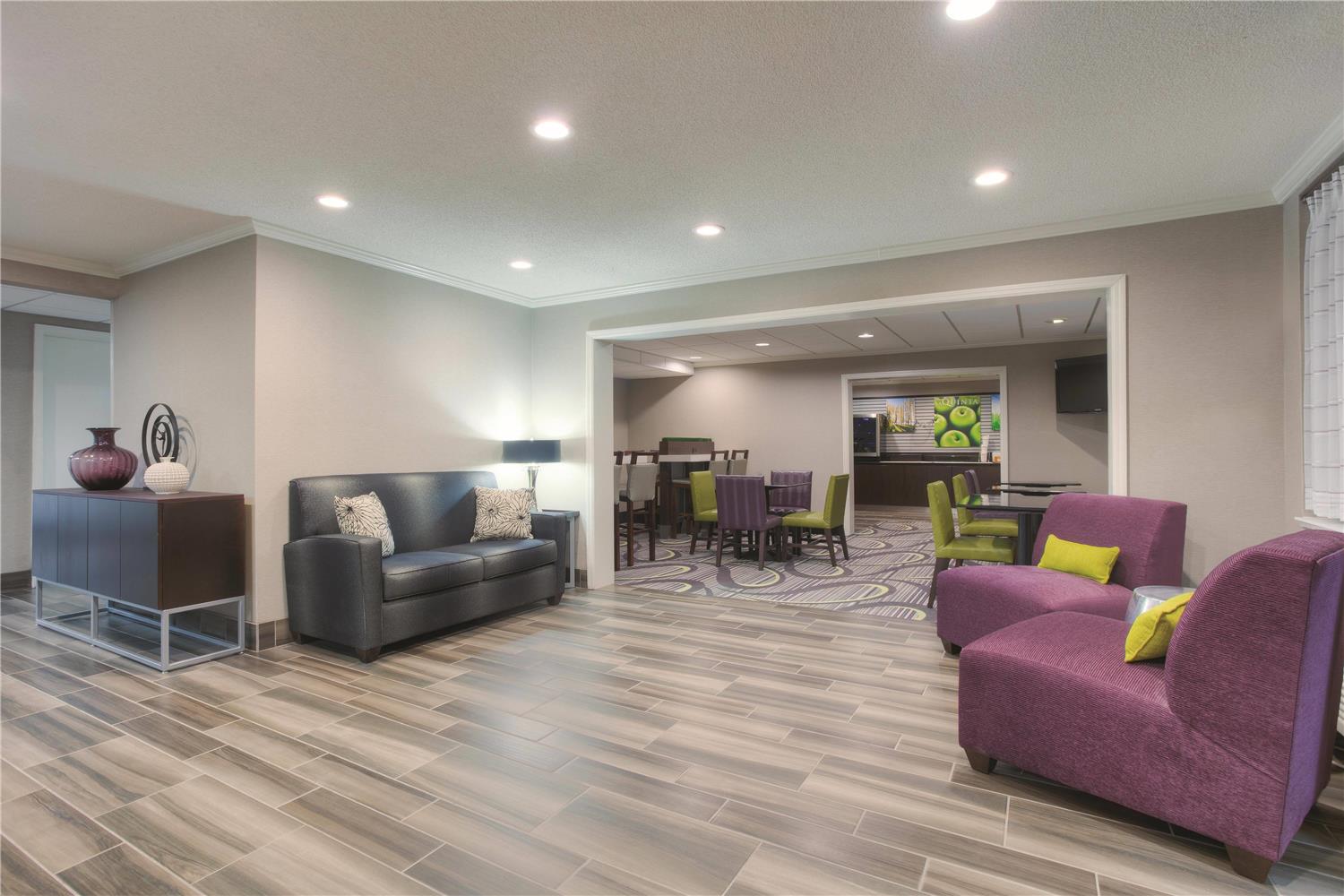 La Quinta Inn & Suites by Wyndham Atlanta Roswell 32/47