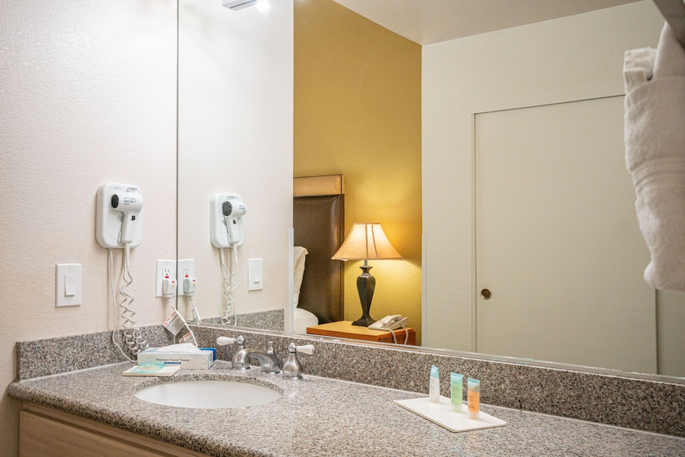 غرفة بسرير كينج وسريرين منفصلين بغرفتي نوم مع أريكة بمطبخ، Desert Breezes Resort 8/10
