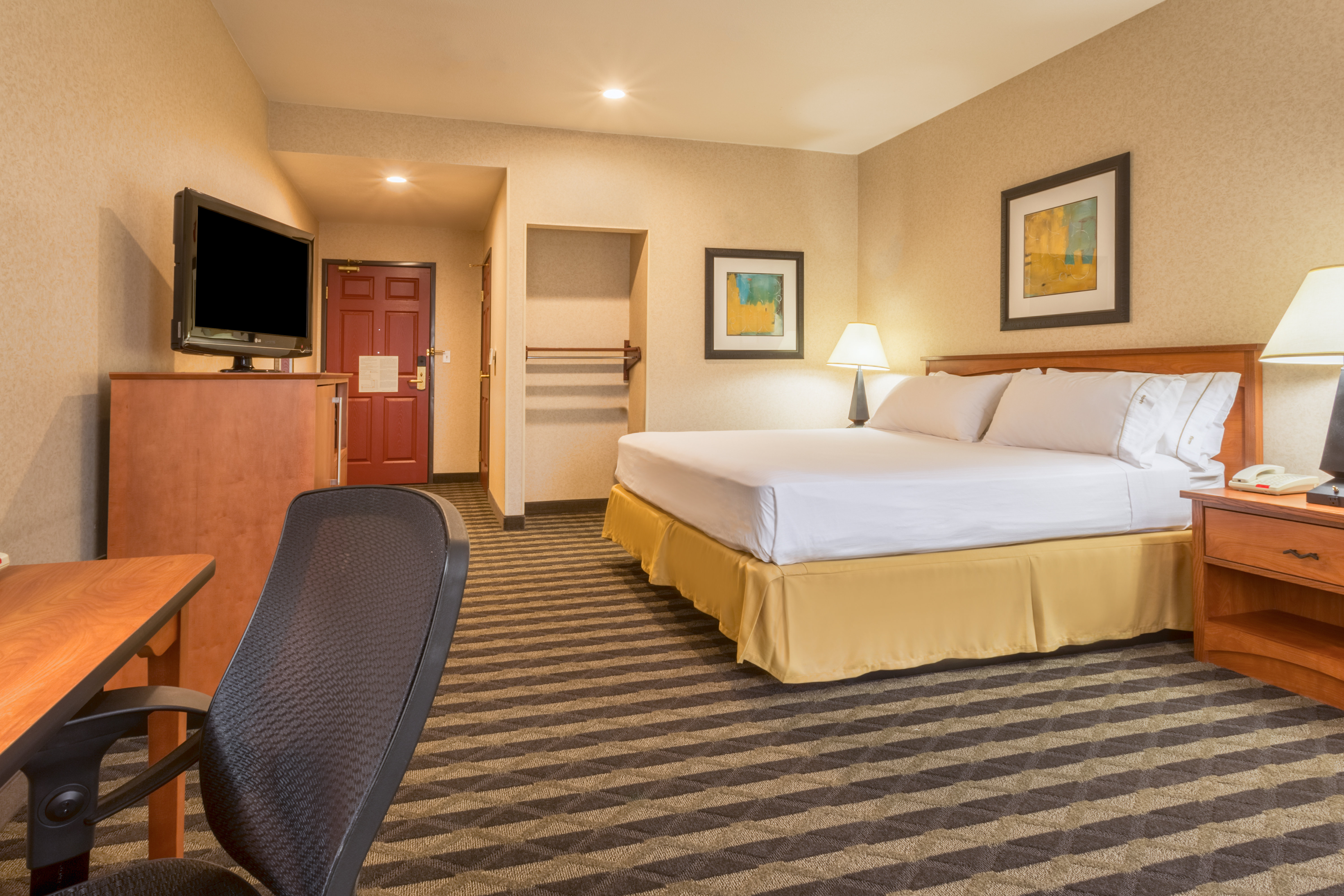 Holiday Inn Express Hotel and Suites Manteca City Center 32/76
