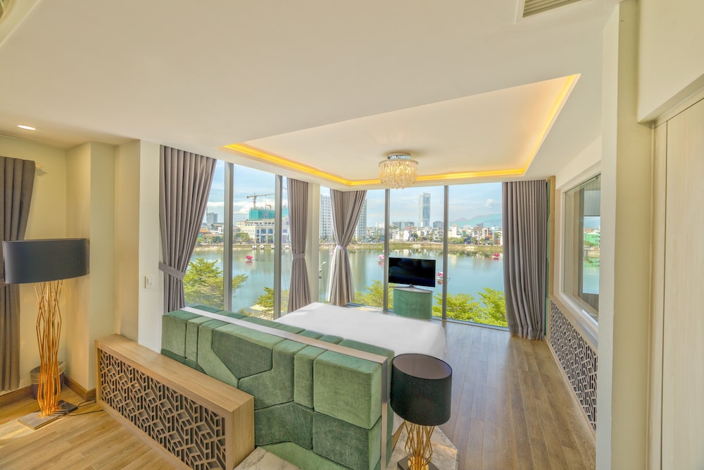 Lake View Hotel 52/69