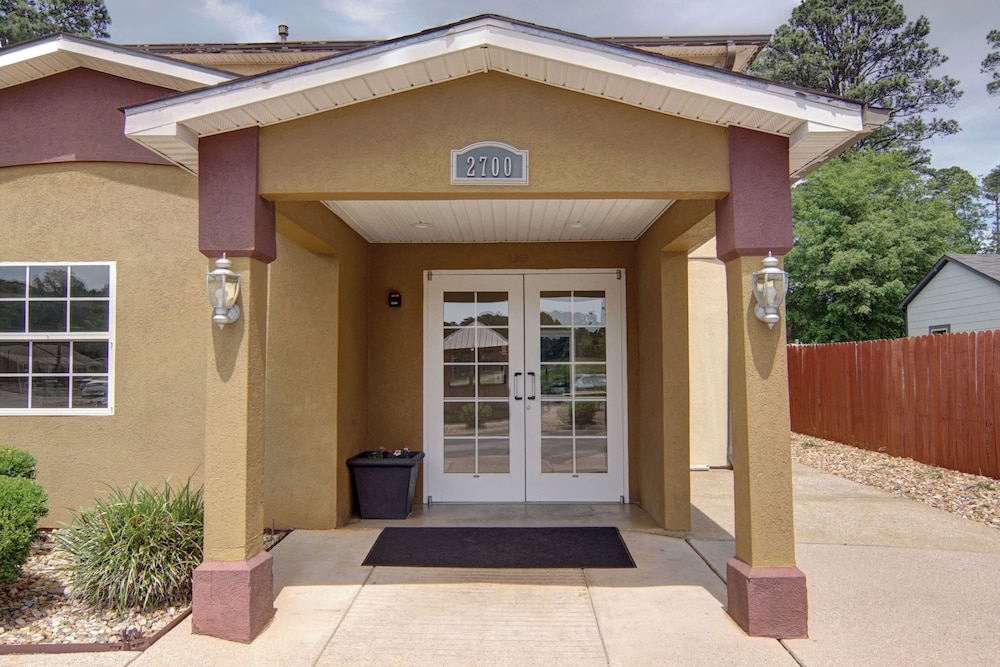 Hometown Inn Suites 2/51