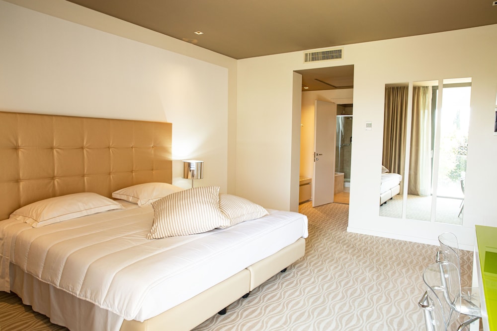 One Hotel & Restaurant 13/50