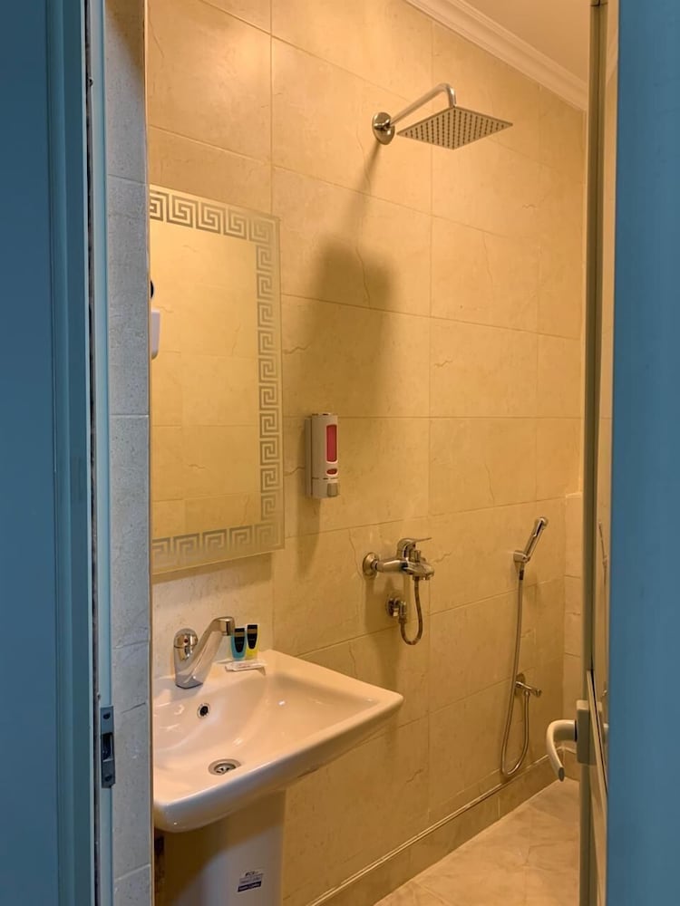 Montana Hotel 54/55