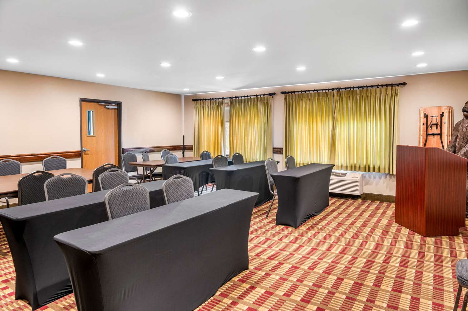 White Pines Inn & Suites of Holland 38/48