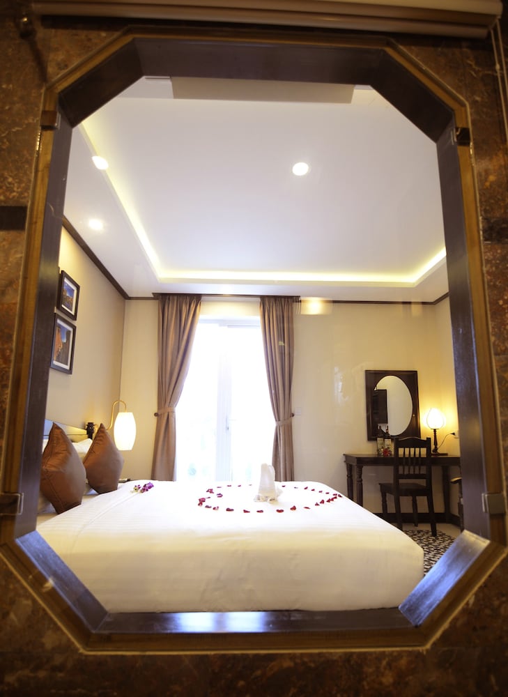 Golden Bell Backpacker Hotel and Pool Bar 40/59