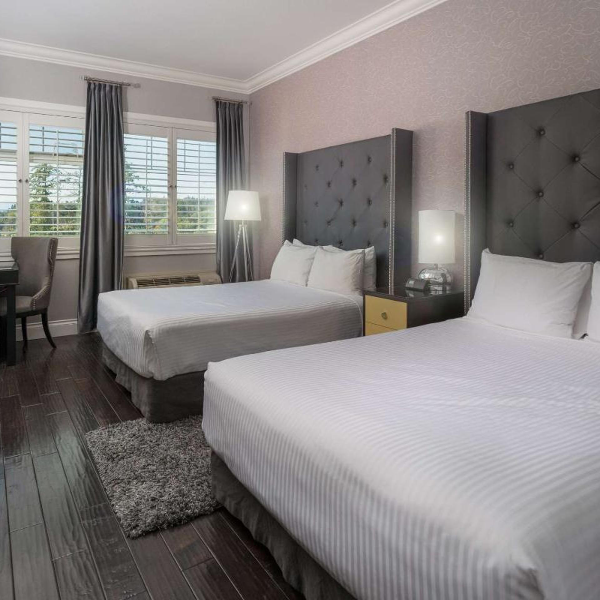 Room, King Bed, 2 Queen Beds, Partial Water View