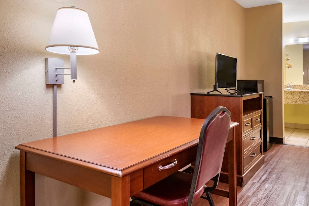Econo Lodge Inn Suites Maingate Central 27/33