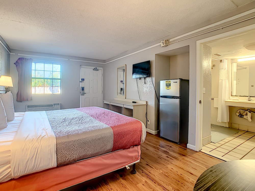 ROOM, KING BED, ACCESSIBLE