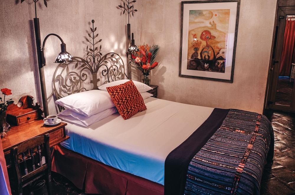 QUEEN BED, PATIO