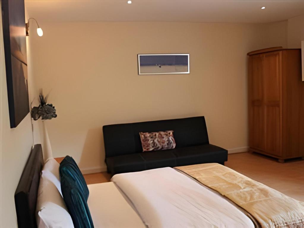 REMARC GUEST HOUSE 11/33