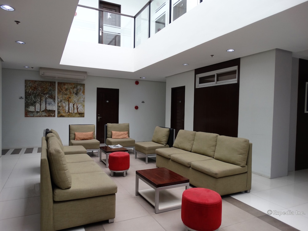 Holiday Suites Business District 26/49