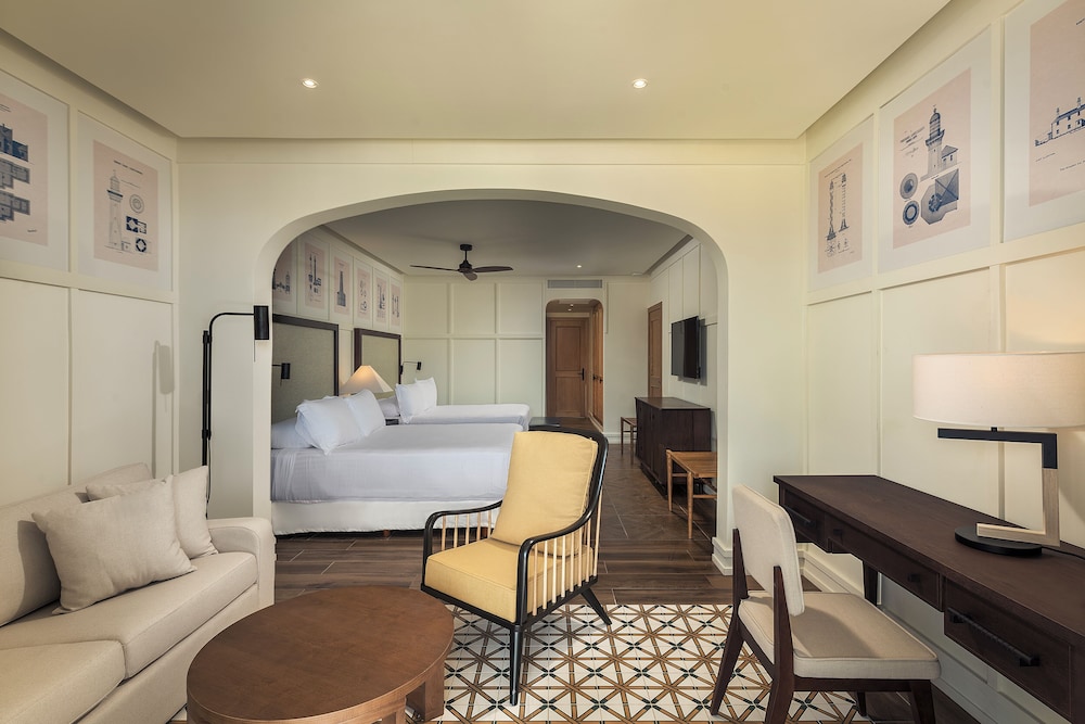 Junior Suite, King Bed, Water Park Side, Sofa