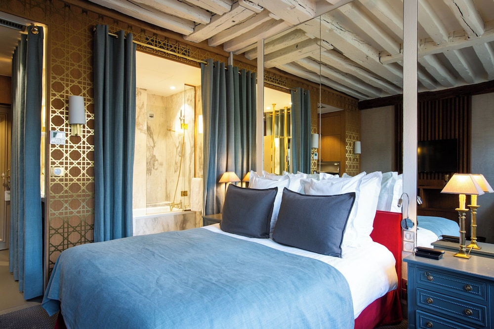 ROOM, DOUBLE BED