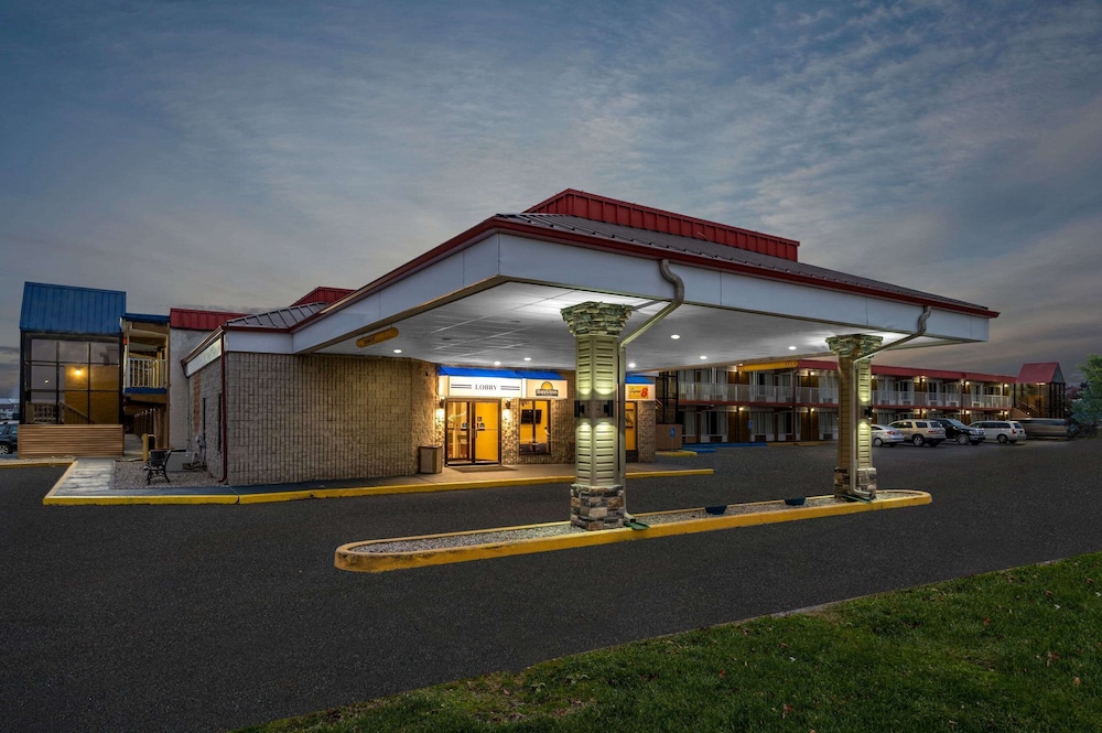 Super 8 by Wyndham Perrysburg - Toledo 5/28
