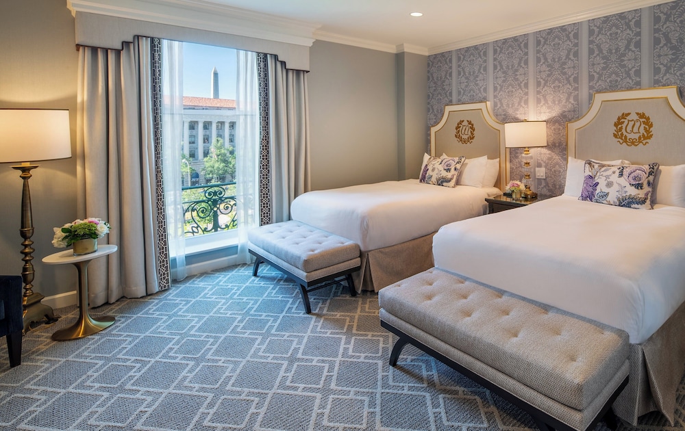 Suite, 2 Double Beds, Statue View
