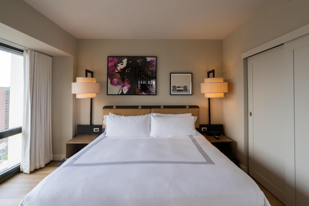Thompson Chicago Ex Sutton Place Hotel 18/77