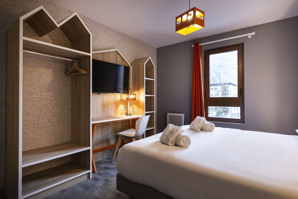Comfort, Queen Bed, Valley View