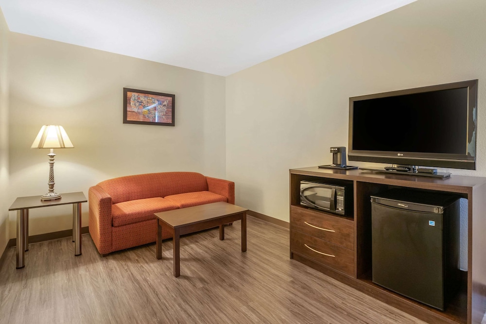 Econo Lodge Inn & Suites Des Moines Fairgrounds Area 26/37