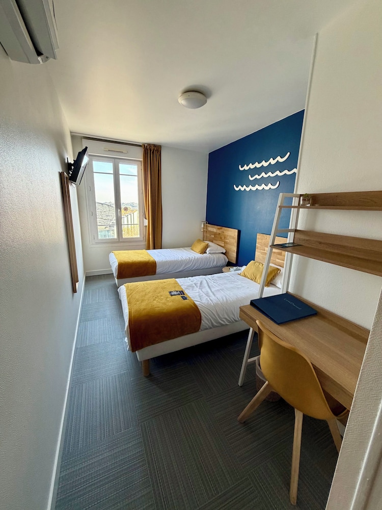 ROOM, TWIN BEDS