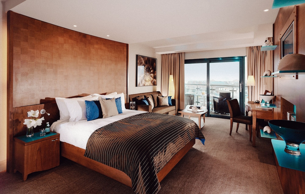 Royal Yacht Hotel 23/75