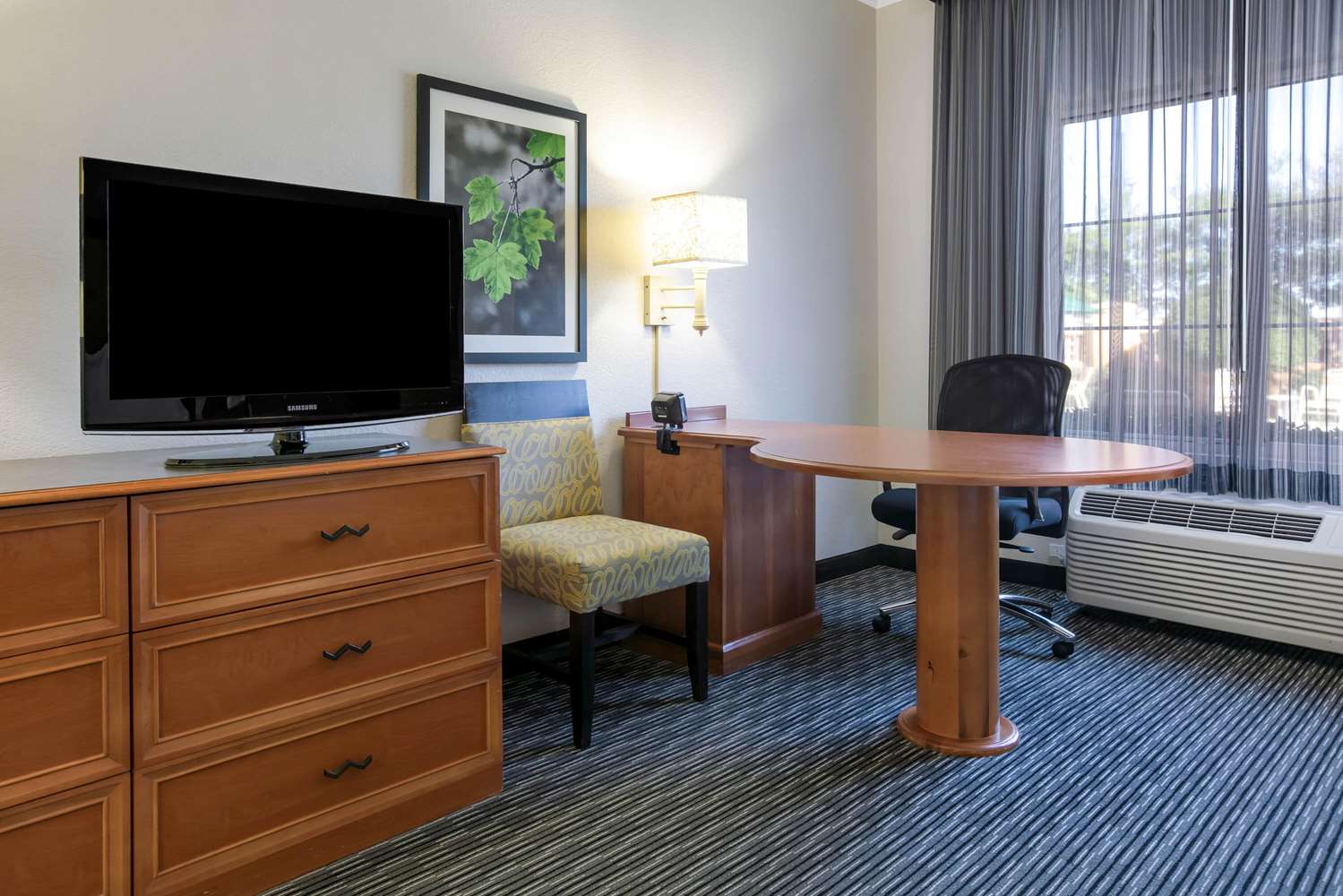 La Quinta Inn & Suites by Wyndham Dallas Arlington South 52/66