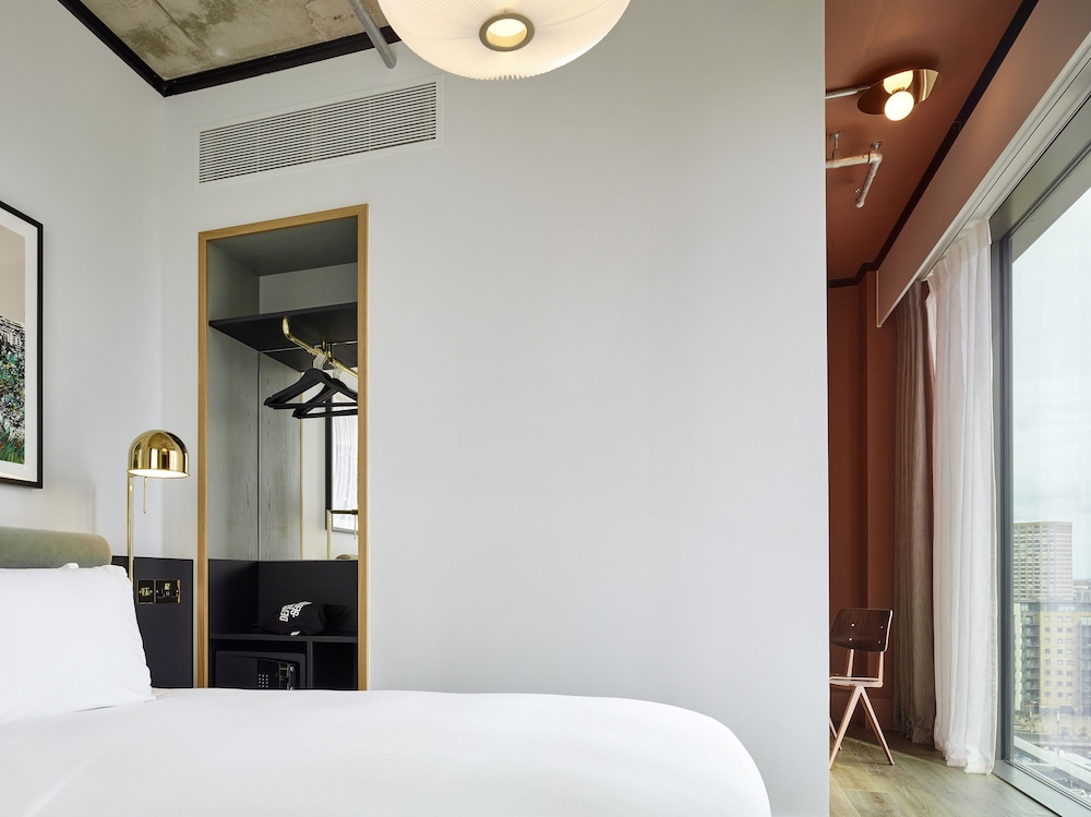 TRIBE London Canary Wharf 30/61