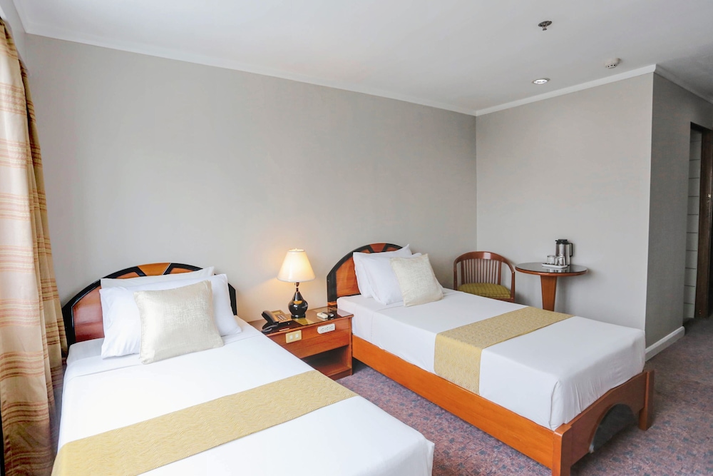 Holiday Plaza Hotel 49/86