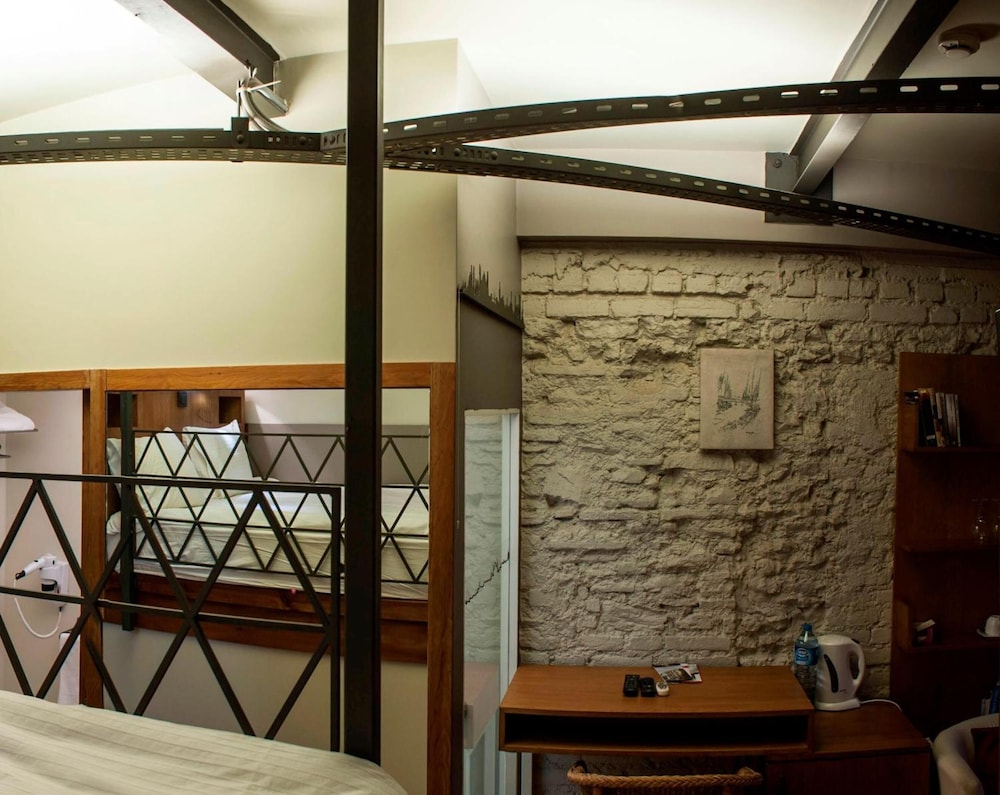 Peradays Hotel 4/48