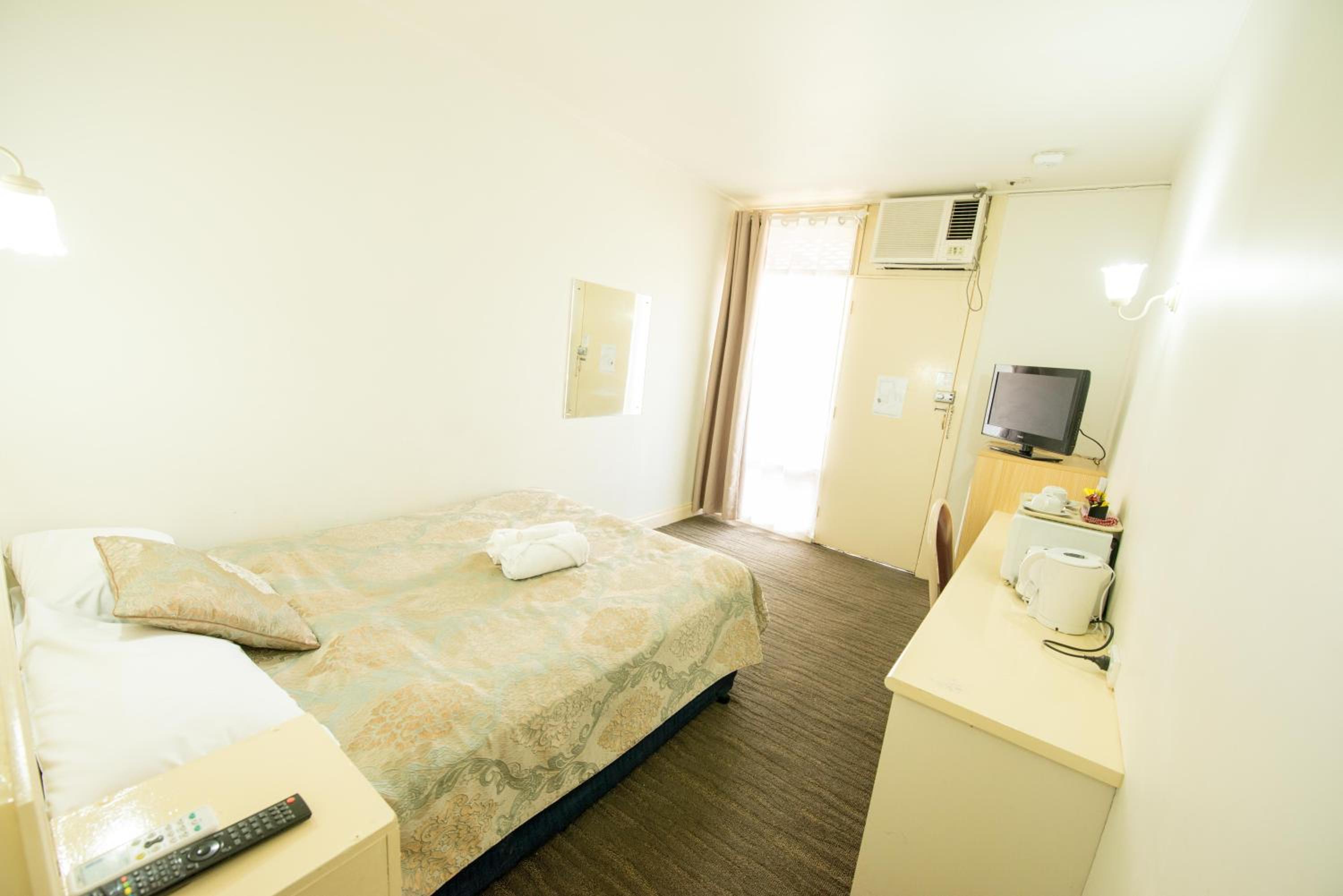 Economy, Queen Bed