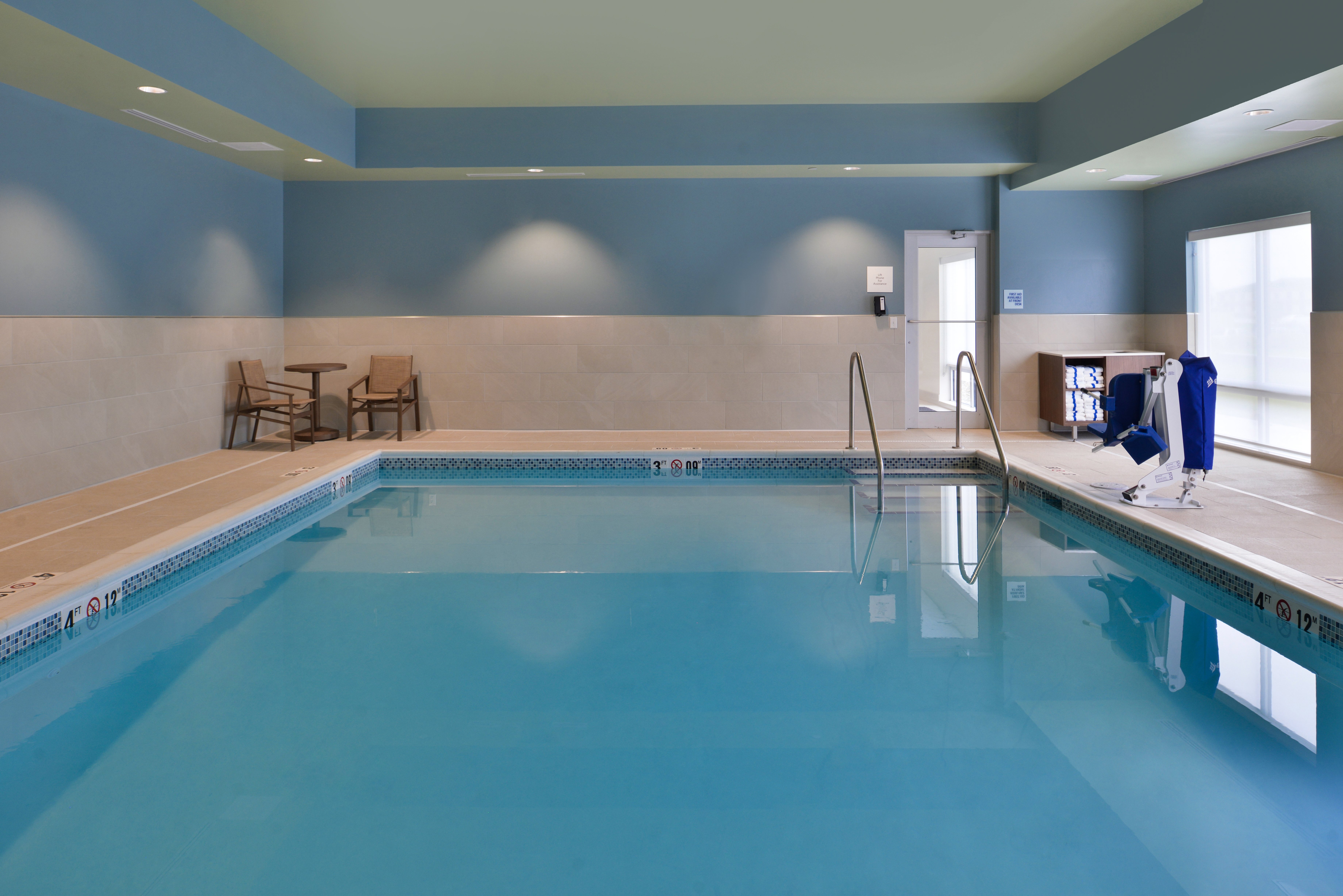 Holiday Inn Express Suites Marshalltown 28/48