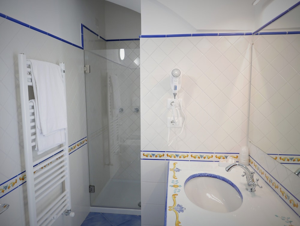 غرفة قياسية بسرير مزدوج أو سريرين منفصلين بإطلالة على المدينة، Hotel Vittoria Positano 3/3