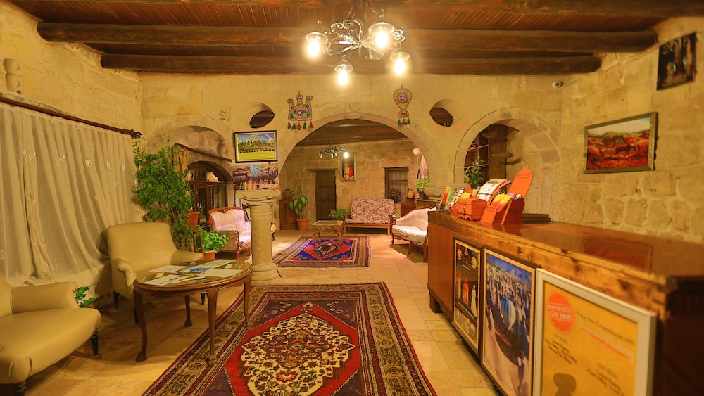 Holiday Cave Hotel 68/81