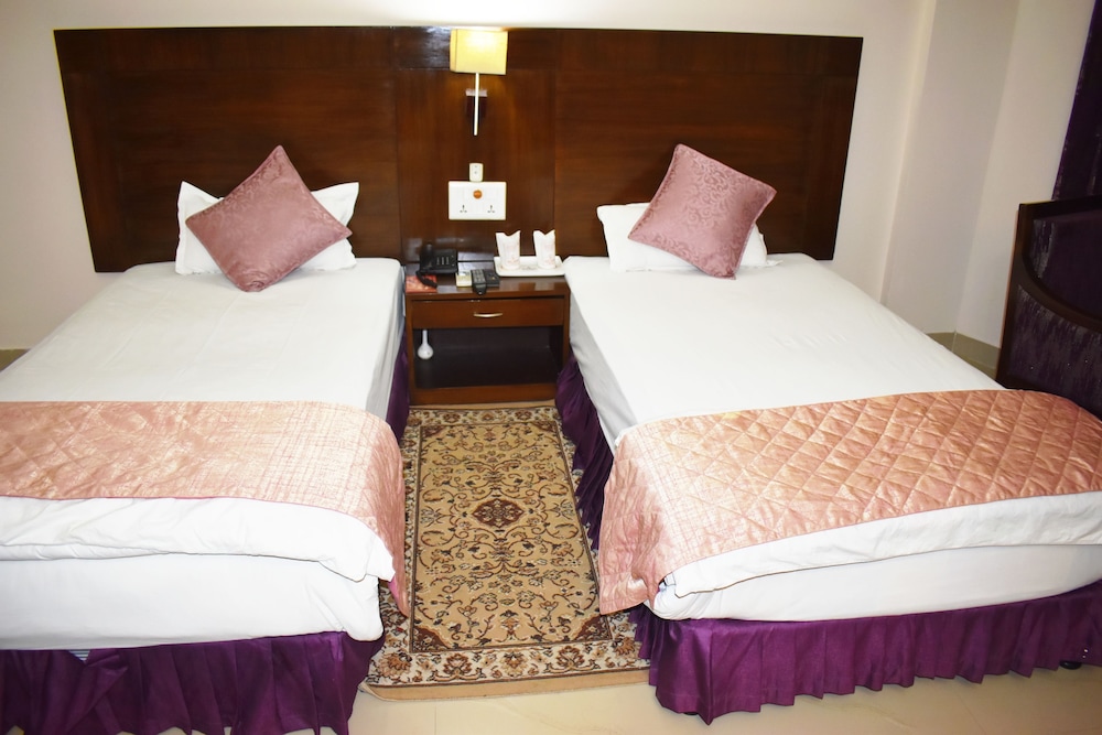 Hotel Sujata 12/64