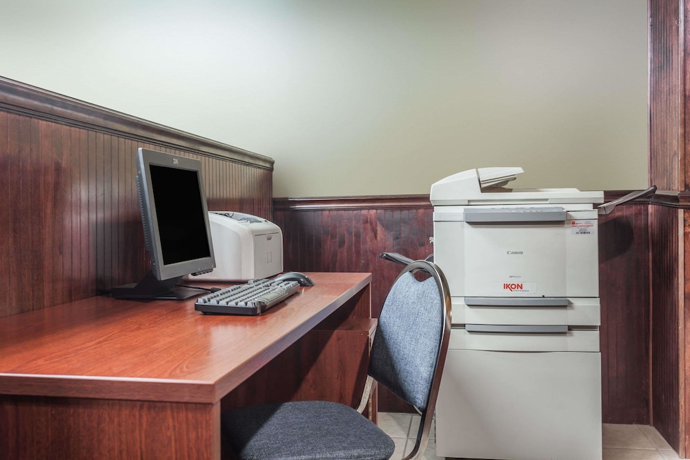 Days Inn And Suites Lexington 20/21