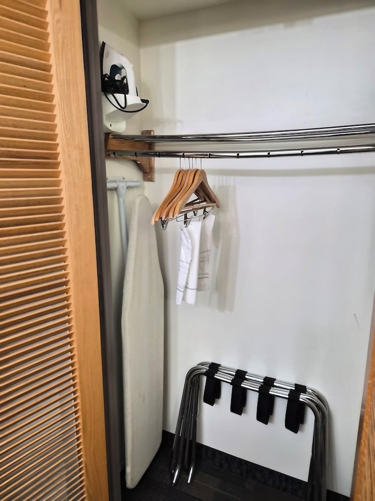 Alex Hotel and Suites Anchorage Airport 34/66
