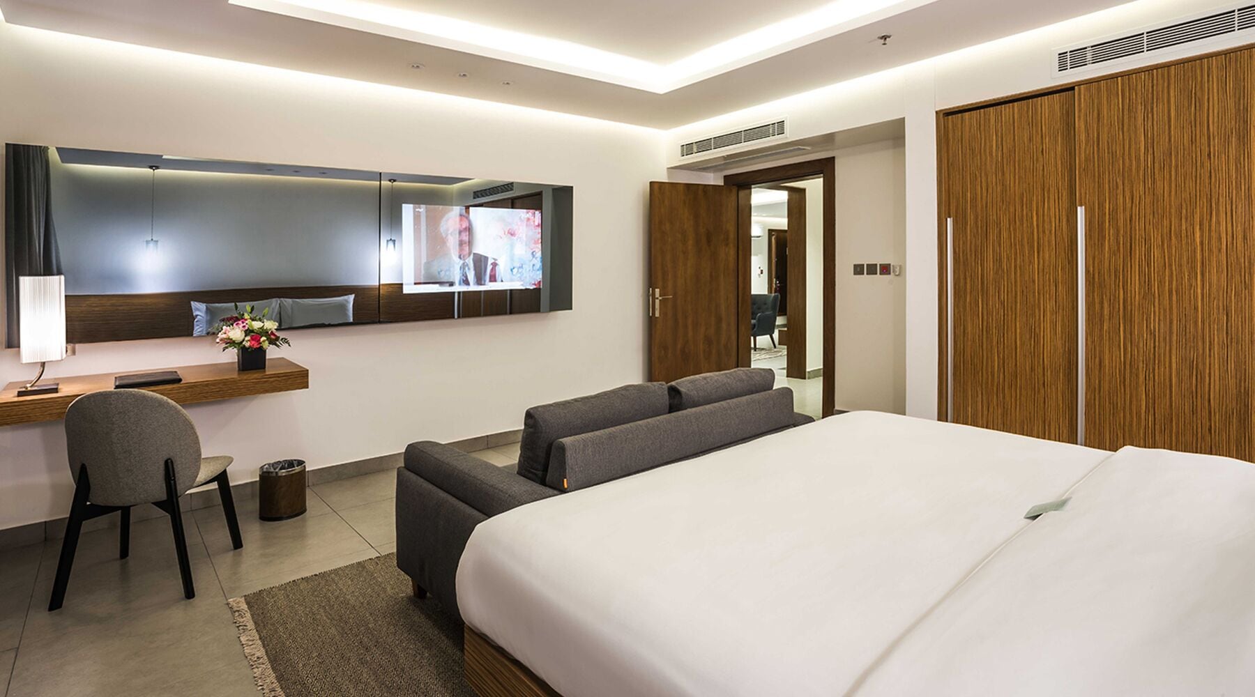 ROYAL, STUDIO, SUITE