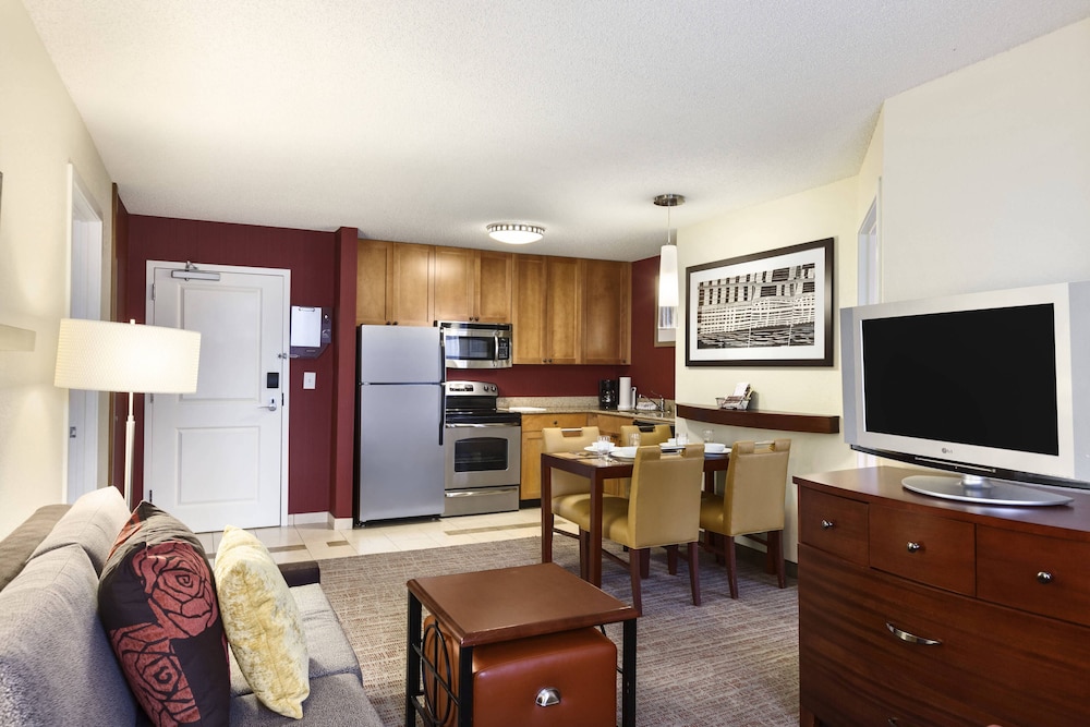Residence Inn Greensboro Airport 24/51
