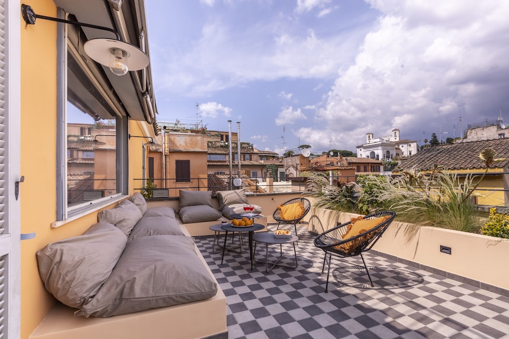 Rome Accommodation Condotti with terrace 41/50