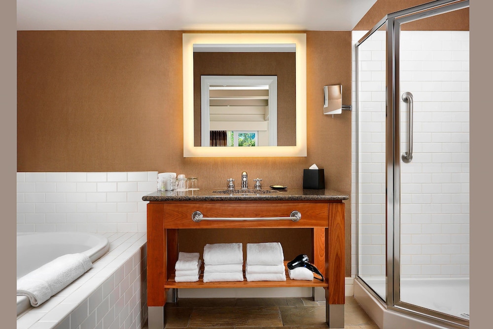 1 Bedroom, Suite, King Bed, Resort View, Sofa, Balcony، Westin Bear Mountain Golf Resort And Spa 2/2