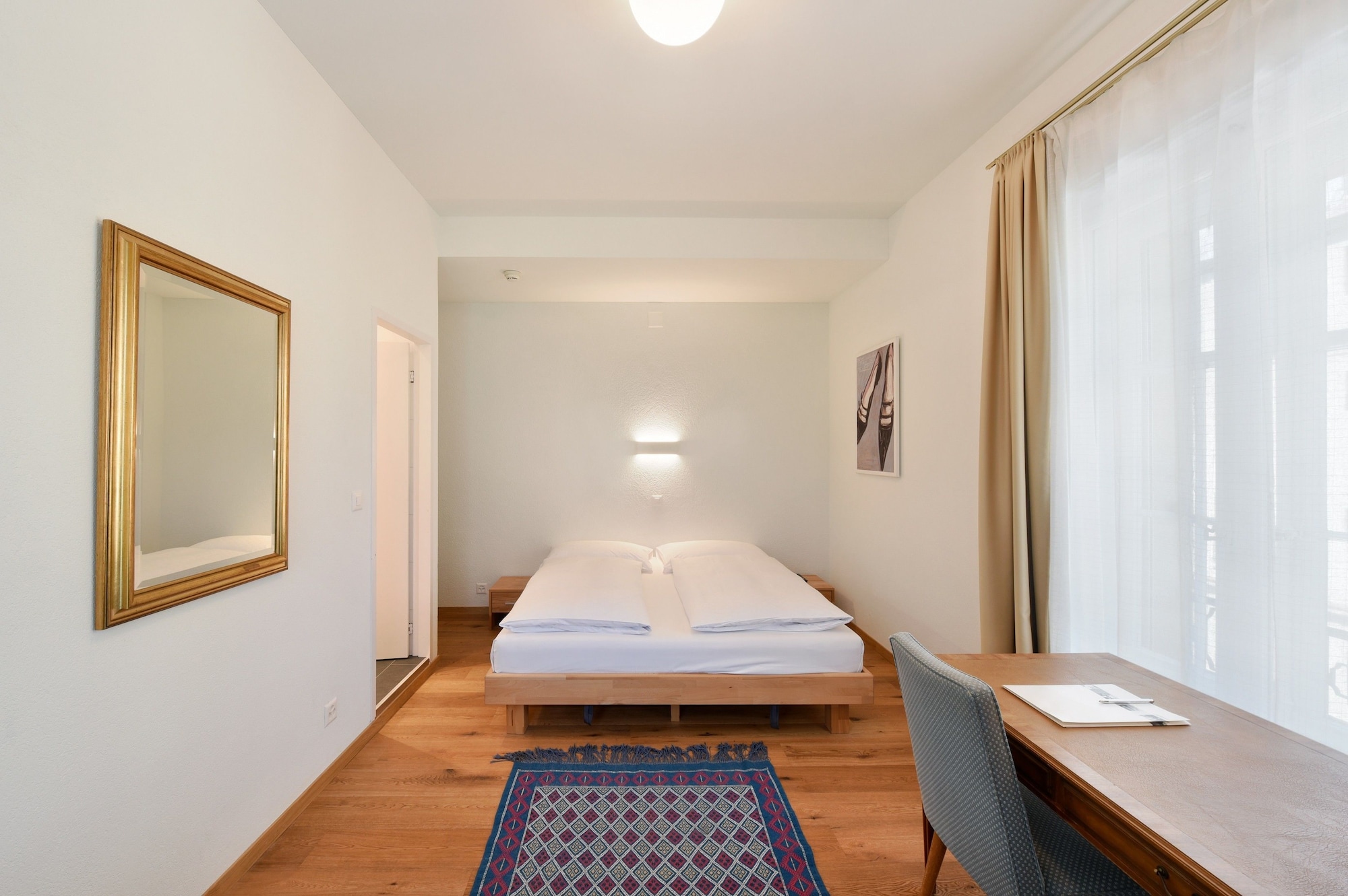 ROOM, DOUBLE BED