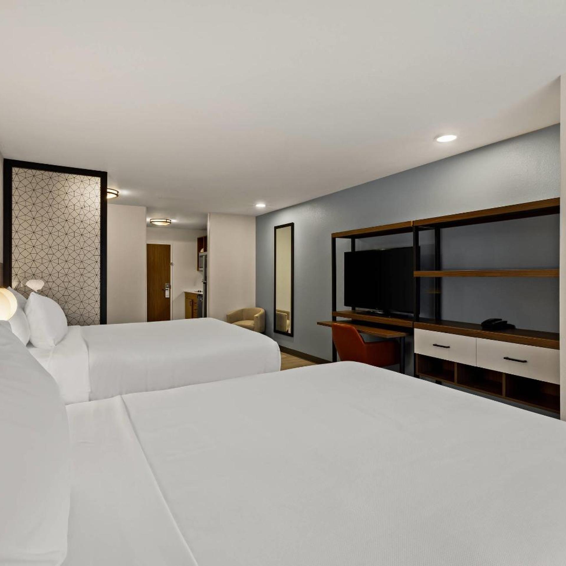 غرفة رباعية بسريرين كوين بحوض استحمام، Everhome Suites Clarksville Ft. Campbell Area 4/6